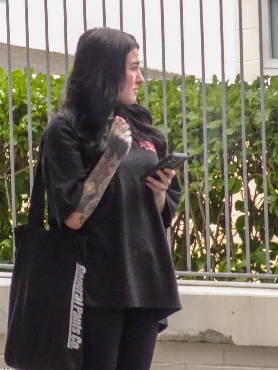 Cliente com tatuagens no braço e na mão