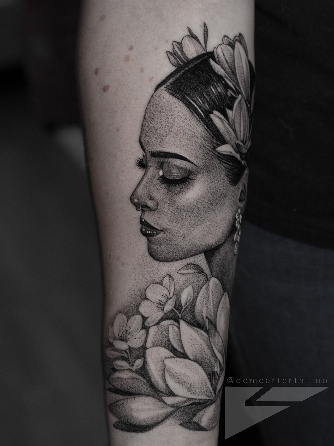 Tatuagem black and grey de rosto feminino com flores