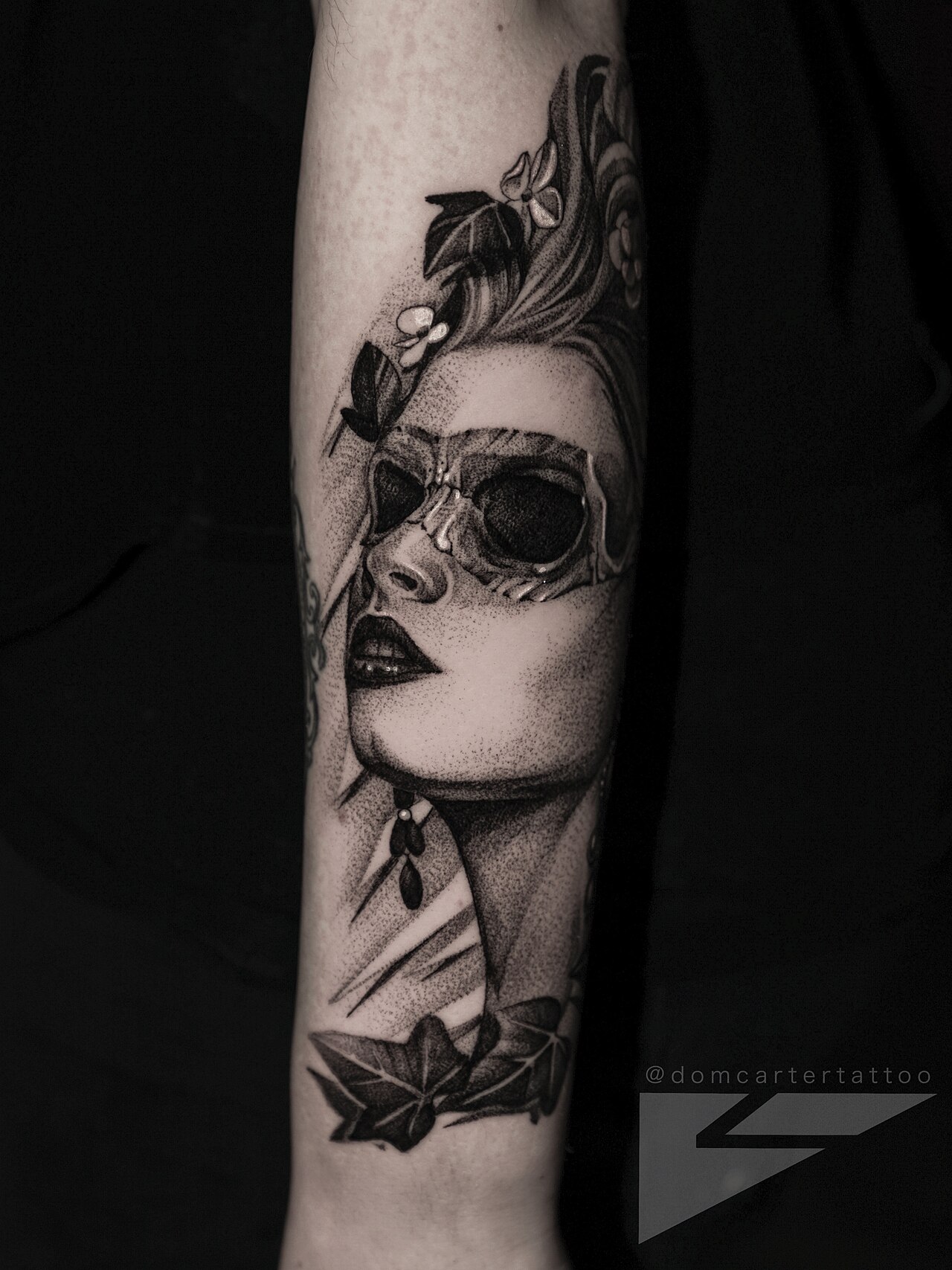 Tatuagem black and grey de rosto feminino com máscara e flores