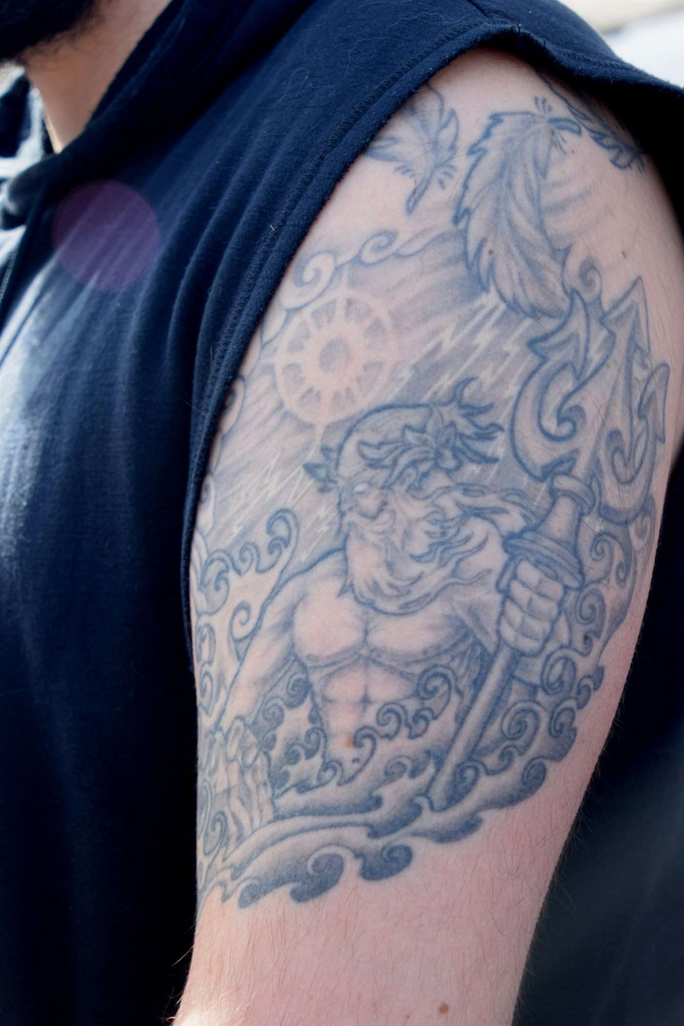 Tatuagem artística no ombro com tema mitológico